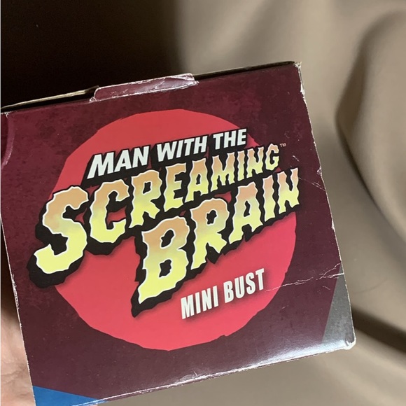 Man with the screaming brain bust - Picture 2 of 5